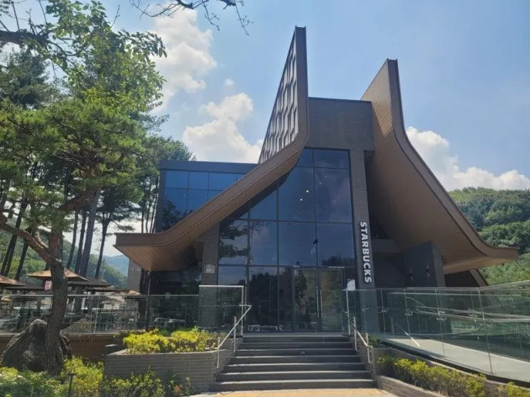 스타벅스용인고기동유원지점 계곡있어서...
