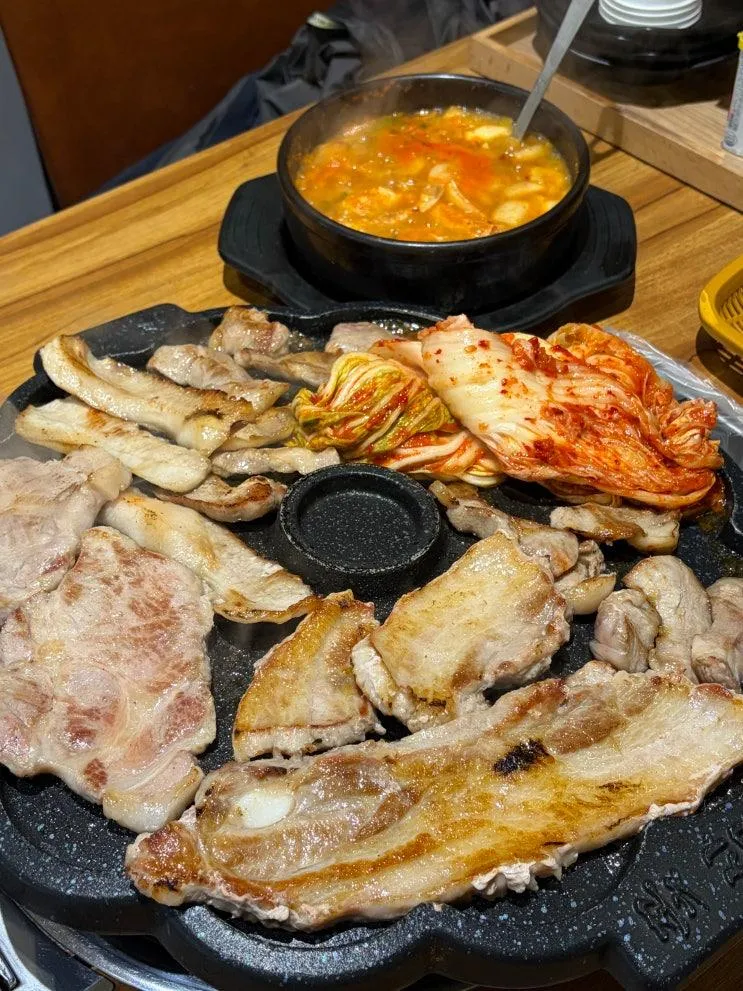맛보면 빠져드는, 솥뚜껑 레전드 고기집 ‘꽃삼뚜껑 동묘점’