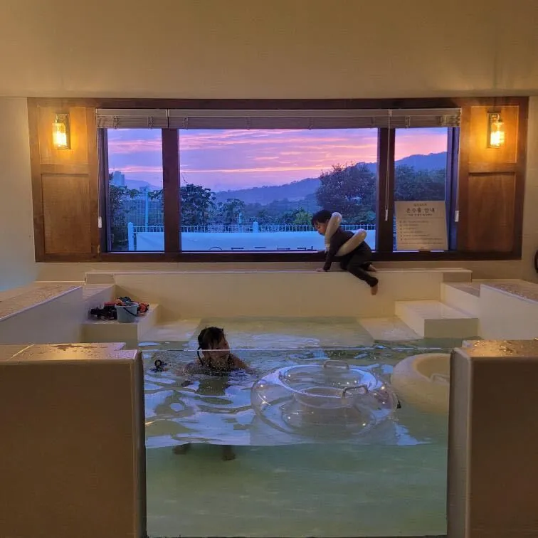 Dawn Kids Pool Party Room photo 10