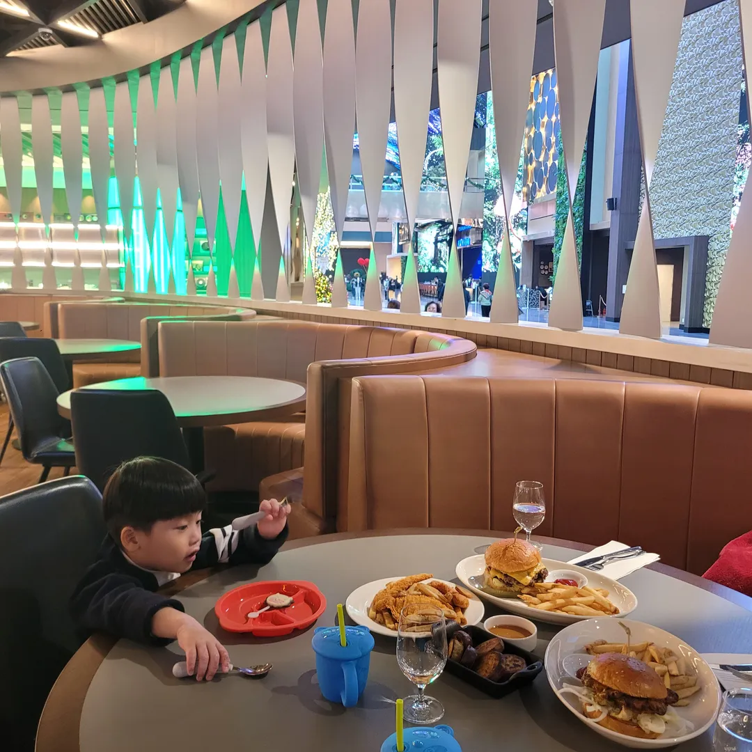 MJ23 스포츠 바 앤 그릴