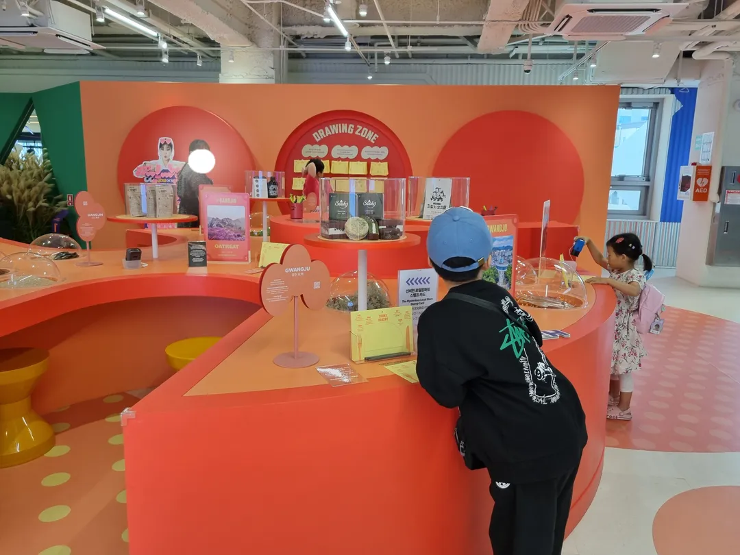 <展示> 神秘的なローカル雑貨店 写真 7