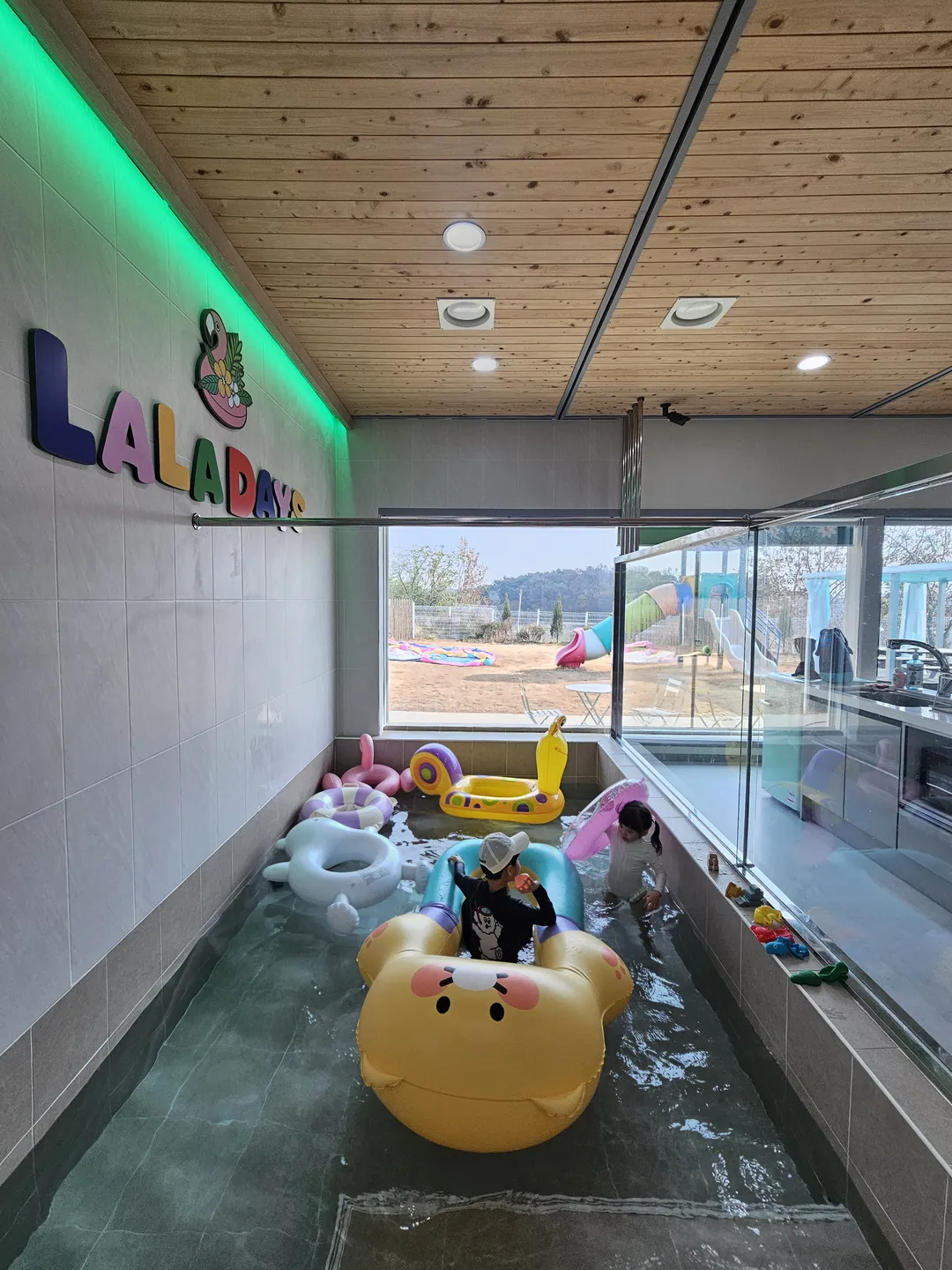 라라데이즈 프라이빗 키즈풀 워터룸