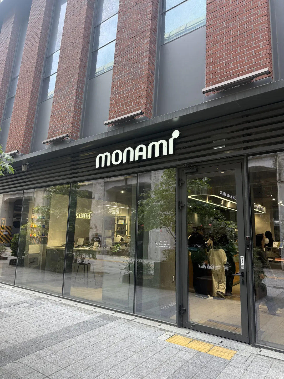 모나미스토어 성수점 사진 10