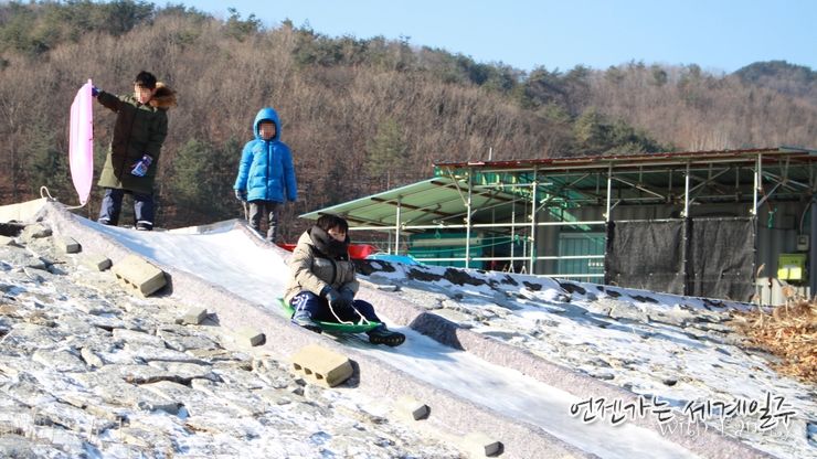 강원도 횡성 펜션 숲속의 하루에서 눈썰매 타고 놀아볼까?