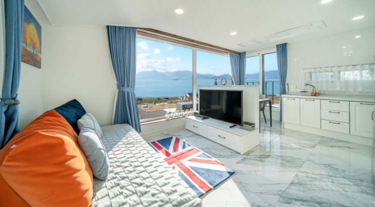 감성적인 인테리어가 돋보이는 남해오션뷰펜션 그날의남해펜션