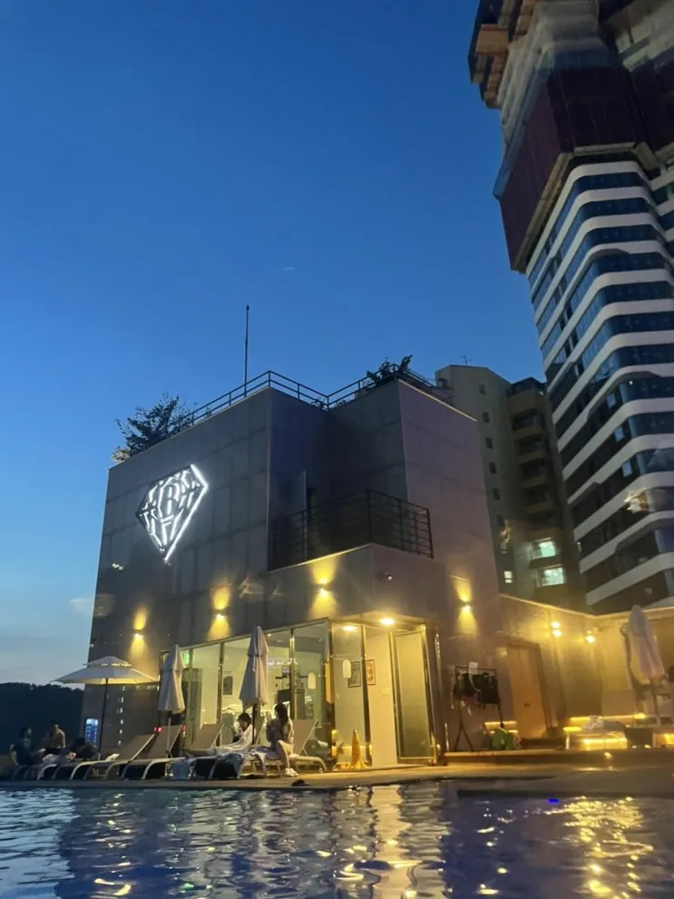 해운대 베이몬드 호텔 루프탑 수영장이 있는 바다 근처 호텔