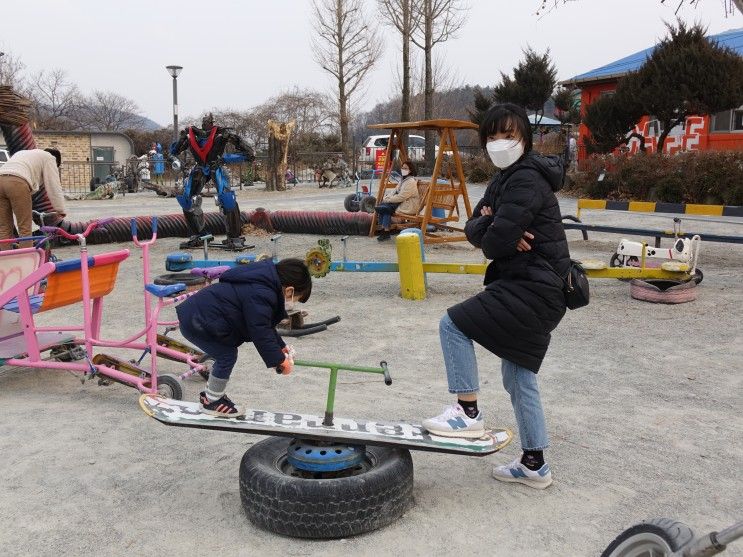 충주 아이와 가볼만한 곳 오대호 아트팩토리에서 정크아트 자전거타기