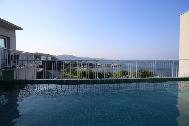 두가족 놀기좋은 포항 미온수 수영장 펜션 빠쏘풀빌라