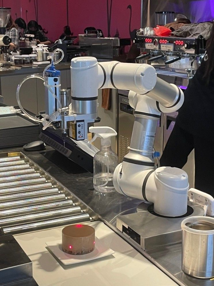 성수동 커피만드는 로봇 이색적인 데이트명소 로봇카페 봇봇봇
