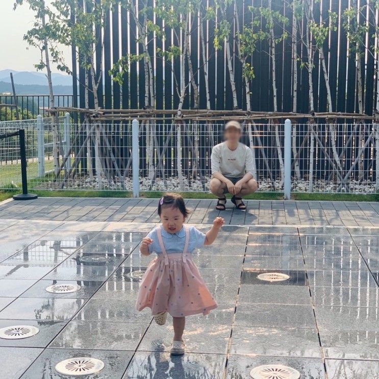 용인 카페톤 : 바닥분수 물놀이, 야외 테라스카페, 아이와 물놀이하기 좋은 카페, 아이랑함께 가볼만한 용인 카페