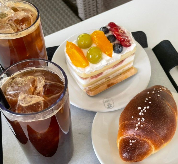 찐솔직리뷰 | 의정부 카페 국립공원 | 소금빵&조각케이크 먹방~