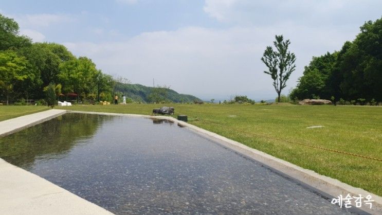 푸른 숲속 언덕 위의 감성 북카페 <이월서가> 공간기록