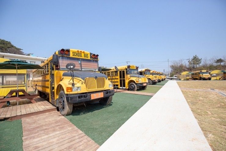 안면도펜션 드넓은곳에서... 잼나게 태안 스쿨버스캠핑장