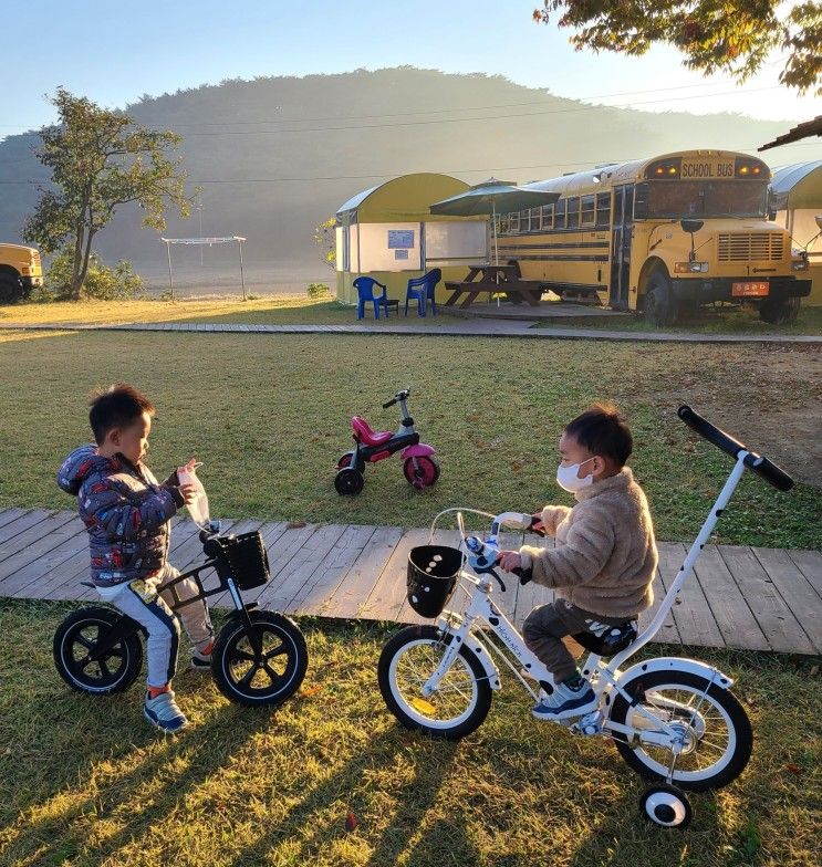 아이들이 정말 좋아하는 이색 캠핑장 '안면도 스쿨버스 캠핑장'