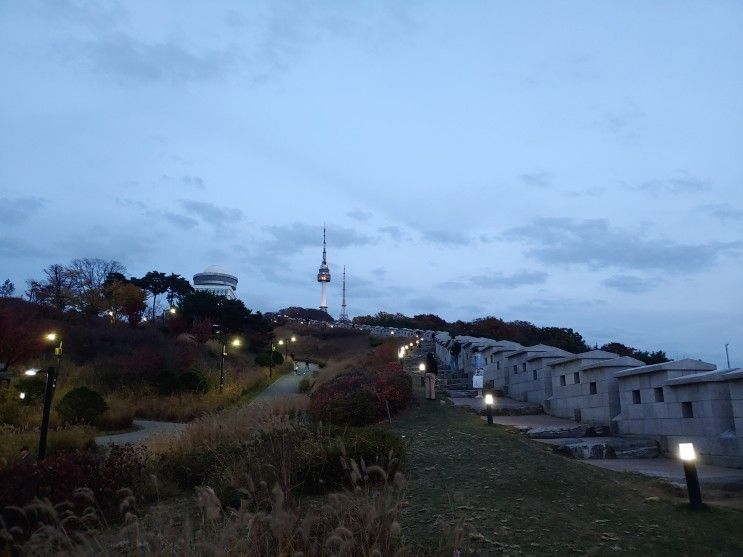 힐튼호텔이 보이는 남산성곽길 그리고 백범광장공원