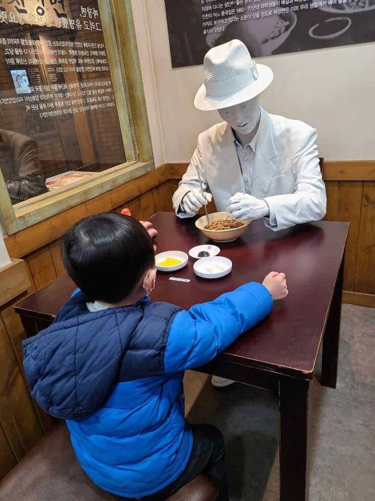 누들플랫폼에서  누들역사전시도 살펴보고 체험도하고