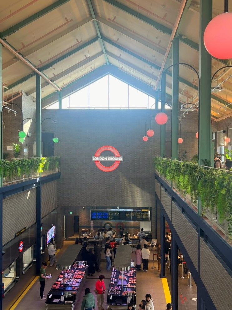 대형카페 런던 지하철역 컨셉 “런던그라운드”