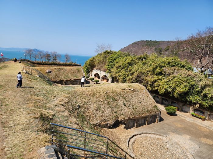 대항항 포진지동굴, 외양포 포진지 포좌, 새바지 인공동굴