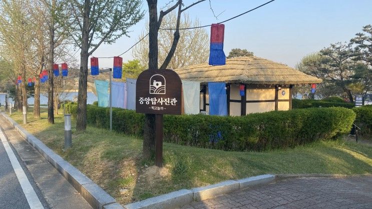 [충주 중앙탑면] 중앙탑 사진관 찍고놀까: 흑백 셀프 사진관...