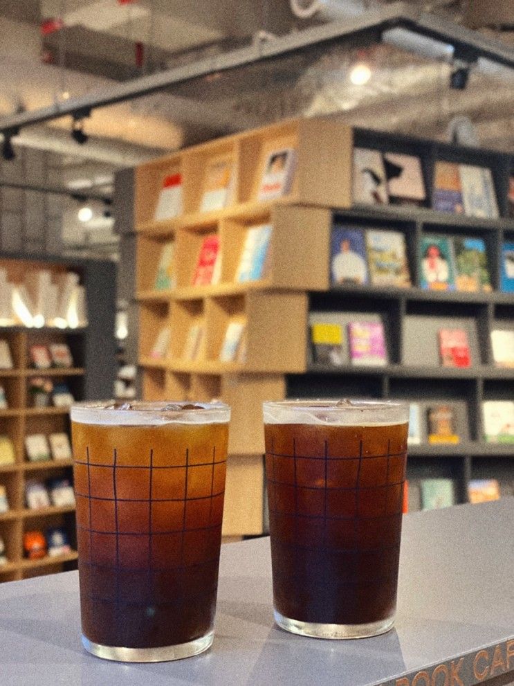 커피 먹으면서 책 볼수 있는 종로BOOK&BAKERY 앨리웨이인천점