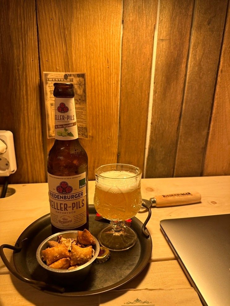 맥주 마시면서 노트북 하기 좋은 힙한 카페 맨홀커피웨스턴