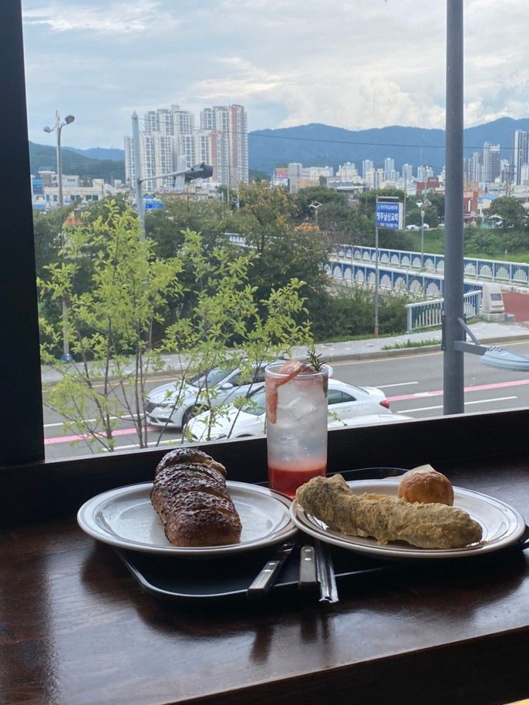 청주 무심천 대형카페 겸하당 :: 뷰 최고, 맛있는 빵이 잔뜩