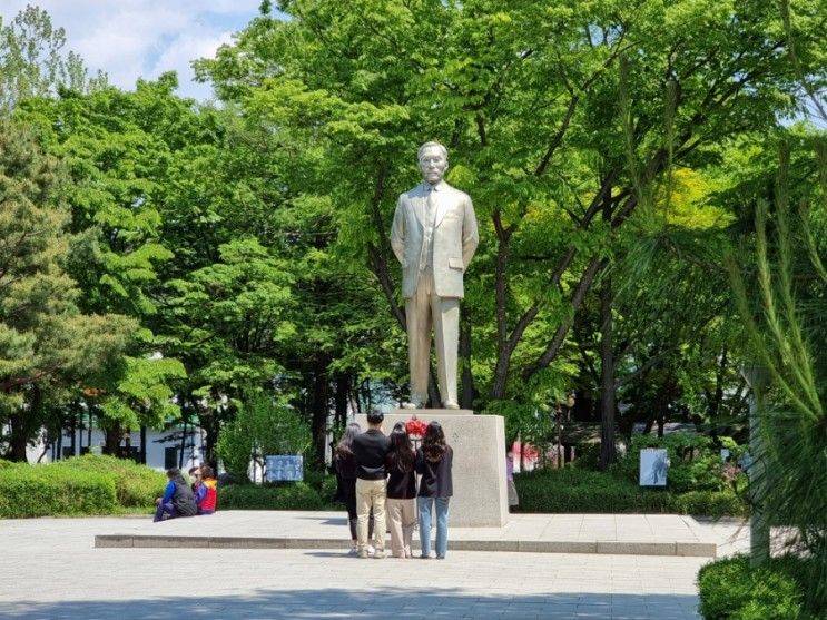 서울 압구정로데오거리와 도산공원 산책로(도산안창호기념관)