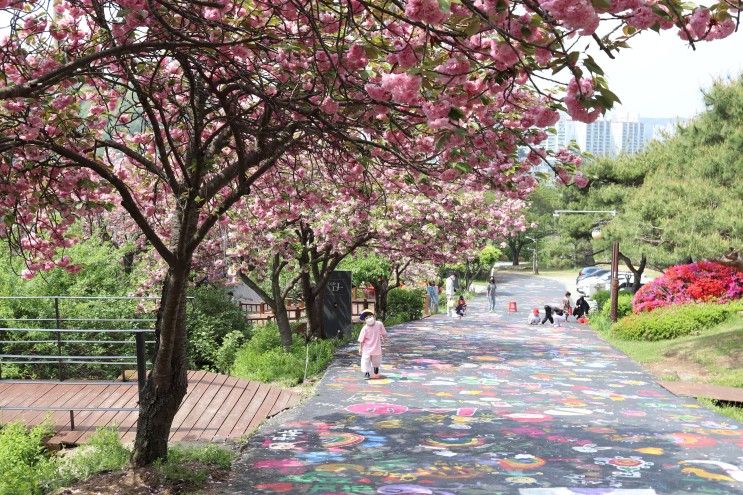 주말 아이와 가볼만한 곳 겹벚꽃도 예쁜 아산 당림미술관에서 바닥화 그리기