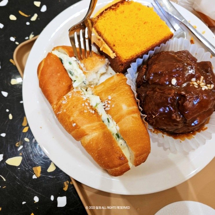 홍대카페 고요베이크샵 대파크림치즈소금빵 먹방후기
