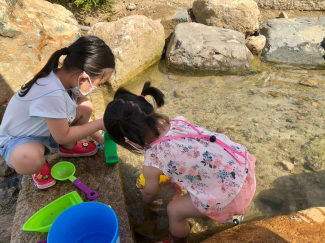 자연물놀이를 즐길수있는 청도 계곡카페 : 헬로선샤인...