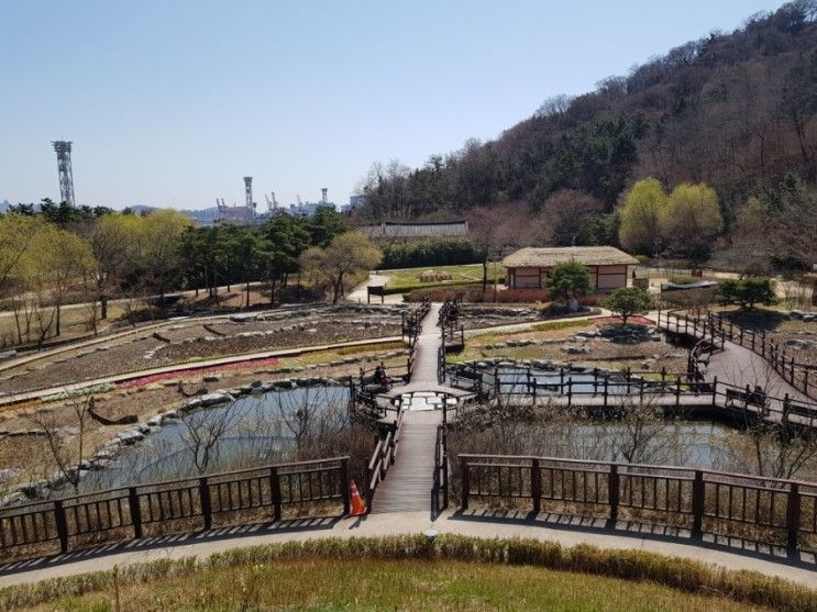 인천 월미공원 한국전통정원의 봄
