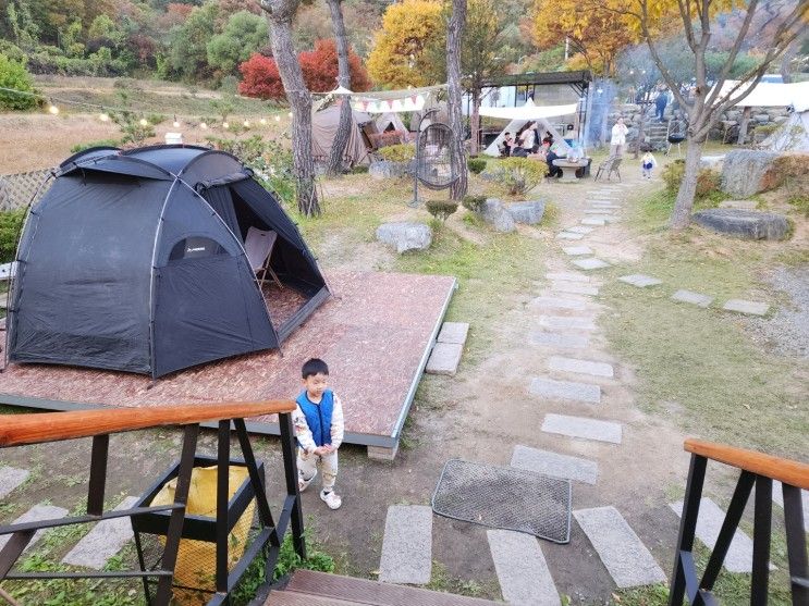가을에 어울리는 캠핑컨셉카페 홍천 캠프사이트