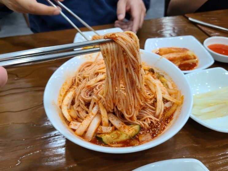 망향비빔국수 민락점 입맛 돋우는 매콤새콤한 의정부 국수 맛집