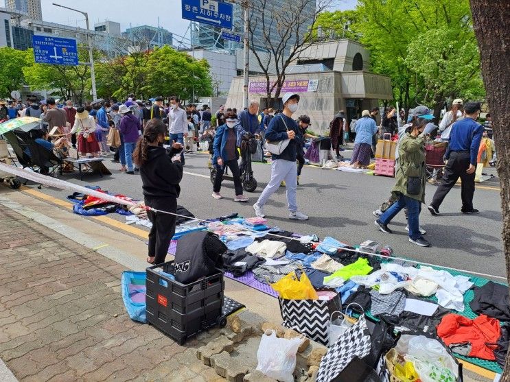 안양 평촌 중앙공원 벼룩시장(알뜰나눔장터)모습