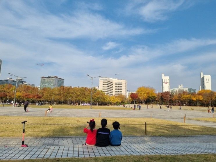 단풍이 이쁜 평촌중앙공원 - 저글링 아저씨