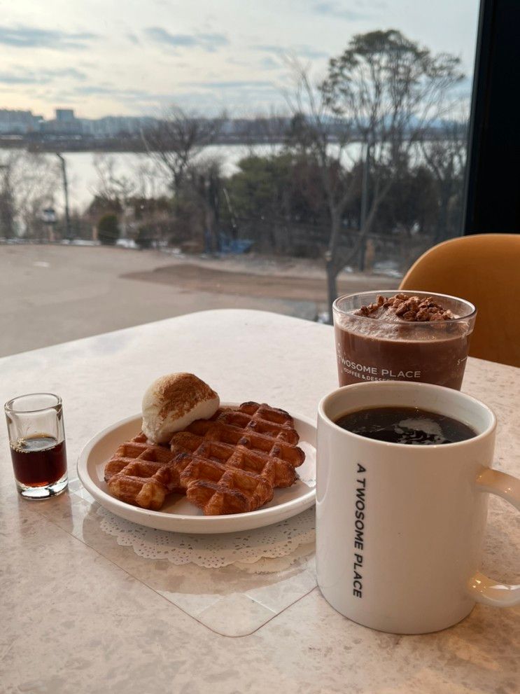 한강 뷰를 바라보며 마시는 커피 한 잔☕️ 투썸플레이스 팔당점