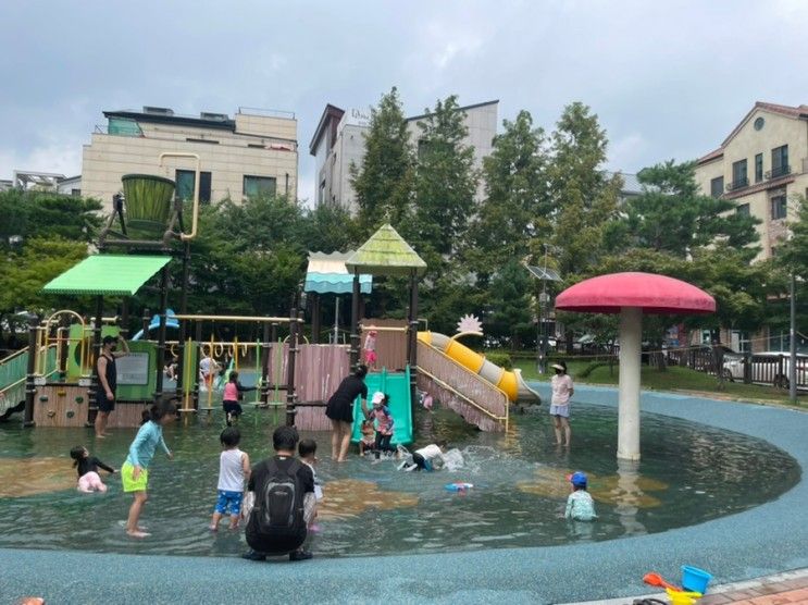 수원 광교 물봉선공원 물봉선물놀이터 : 아파트단지내에...