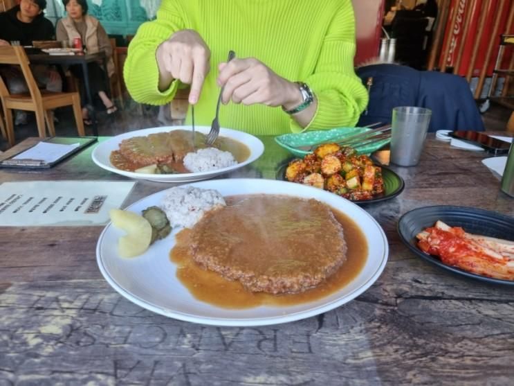 돈까스 맛집, 수제비 송치마을 광주대형카페 용전동 반헤이브