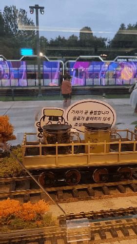 칙칙폭폭 기차가 음료를 배송해주는 공릉카페 기차가 있는 풍경