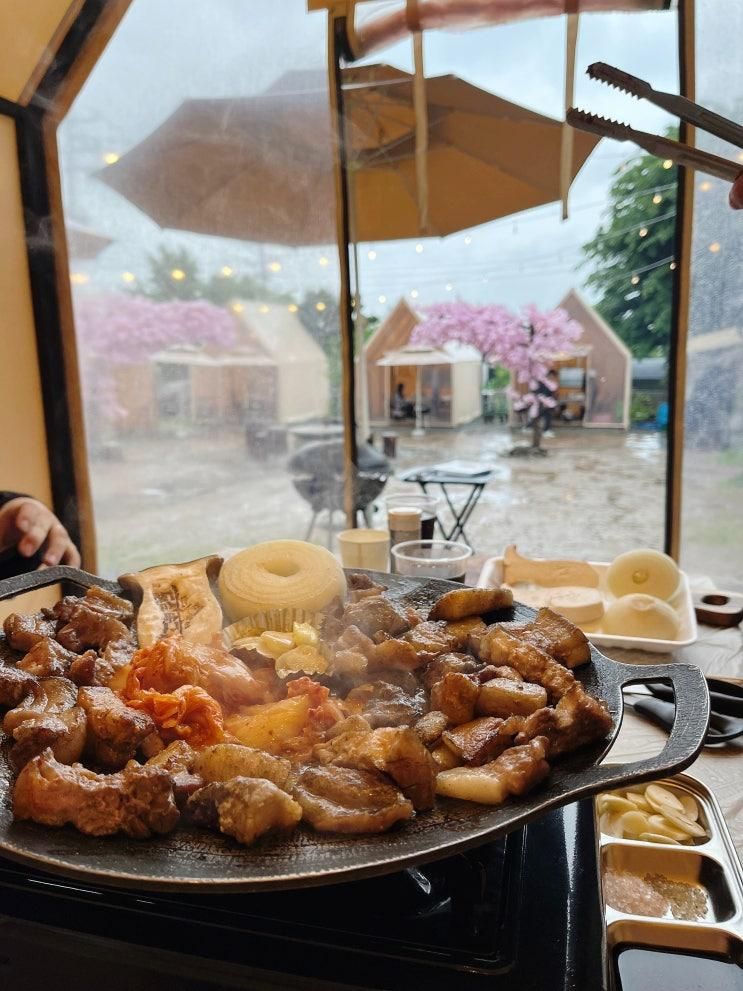 야외 텐트에서 고기 구워먹을 수 있는 바베큐맛집 '도심속그릴'