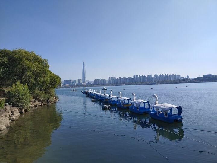 건대에서 밥 먹고 뚝섬 한강에 가서 오리배 보트 타기