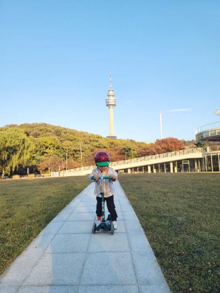 29개월 아이와 두류공원 시민광장에서 킥보드타기