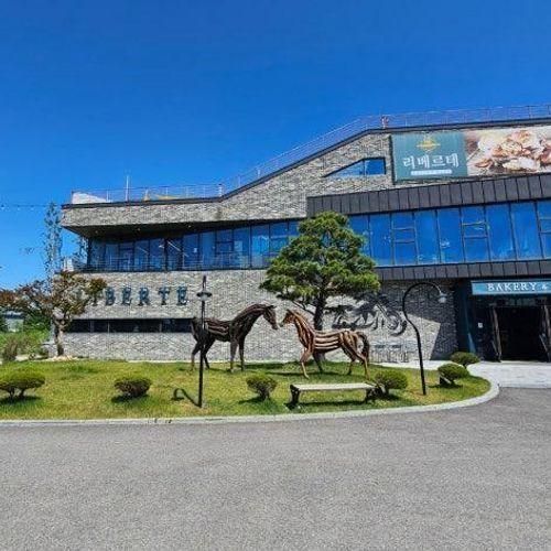 아이와 함께 가기 좋은 대형 베이커리 카페 리베르테