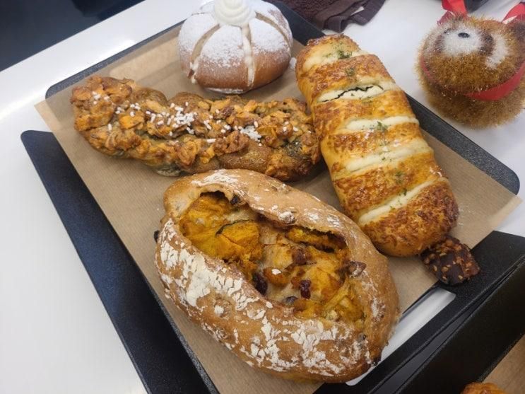 [평택 진위] 맛있는 빵이 가득한 대형베이커리카페 '코드비'