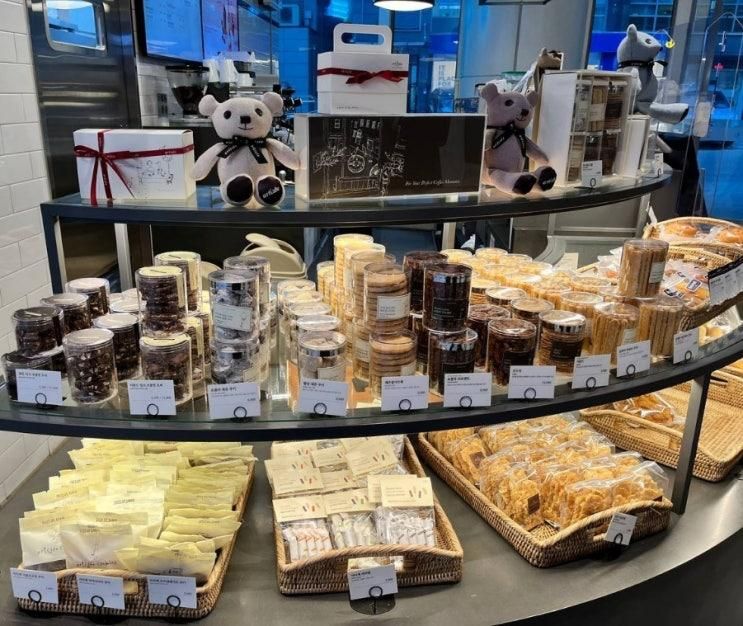 <아티제 뱅뱅사거리점... 맞은편 아티제 매장 / 강남 디저트 카페...