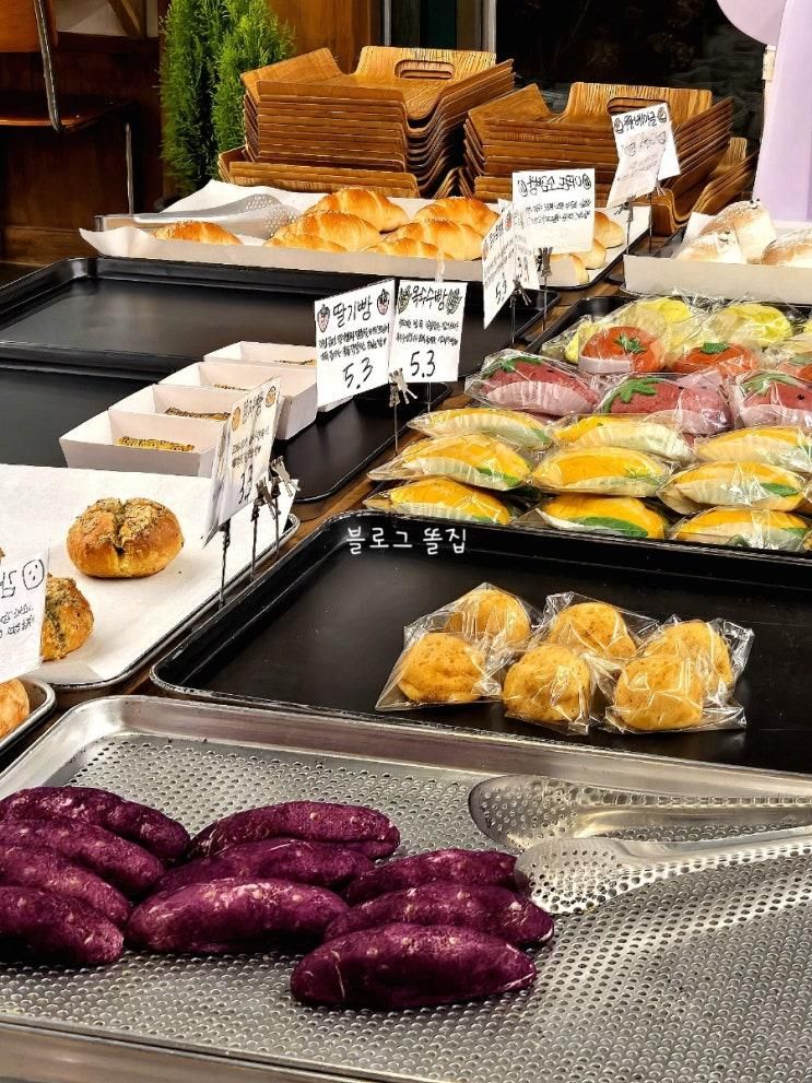 [정보공유] 춘천 신북 대형카페 맛과 비주얼을 그대로 재현한 구황작물빵 시그니처커피 맛집