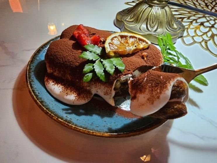 신촌 앤티크하고 조용한 분위기 있는 에이투지 카페 (AtoZ) 티라미수 맛집
