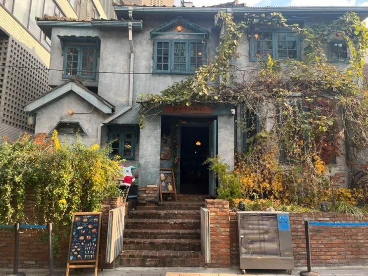 지브리 감성 도토리 용산점, 귀여운 도토리 마들렌 | 용리단길 동화 분위기 베이커리 카페
