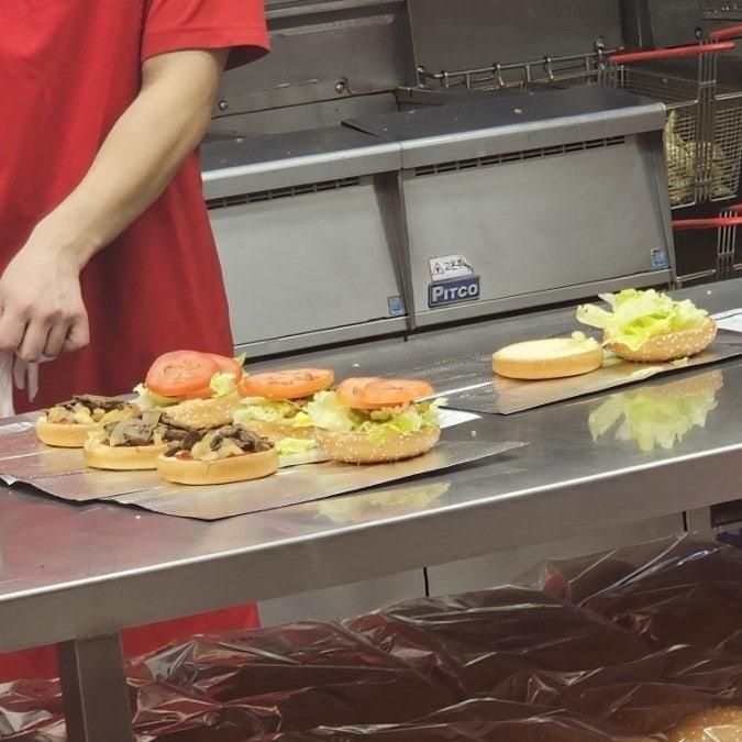 파이브 가이즈 강남 솔티카라멜피넛버터베이컨 쉐이크??