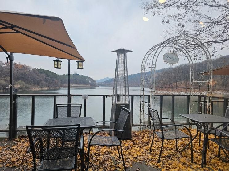 마장호수 출렁다리 카페 베르테라에서 바라본 늦가을